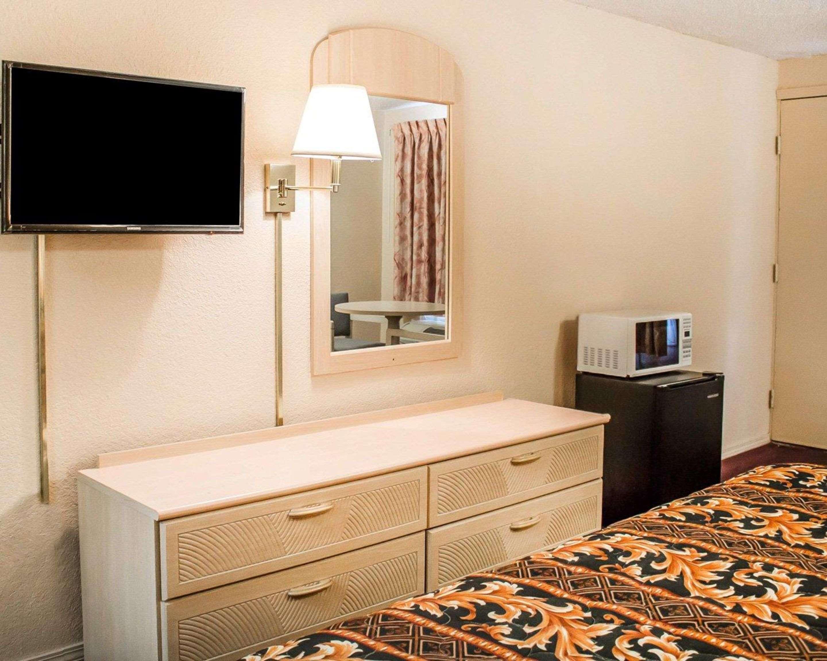 Rodeway Inn Findlay Exteriör bild